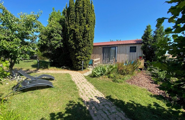 Brand-new, cocooning cottage in a quiet, wooded garden 3 minutes from the freeway!