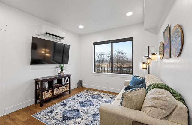 Brand New! 2 Bed condo with AC, 5 mins Juneau Airport