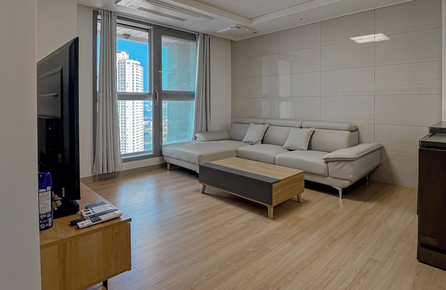 Brand-New 20F 2BR 646sq.ft 2min to Hyundai Outlet& Triple St. Gym,2Free Parking