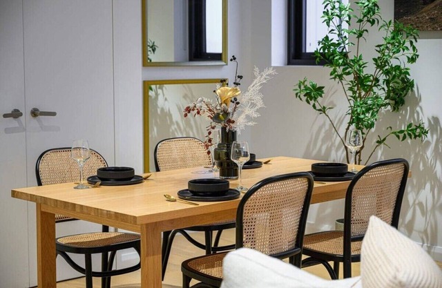 Brand new 2BD Modern Apt near MQ shopping centre