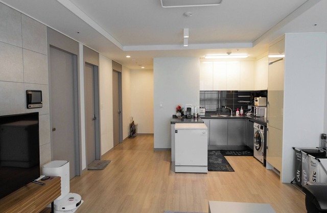 Brand New 2BR 14F 646sq.ft, 2min to Hyundai outlet & Triple St., 2Free Parking