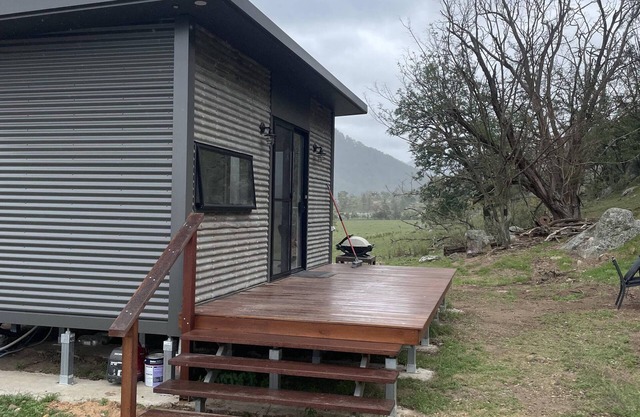 Brand new cabin with cliff views, hiking trails, heated spa, farm stay