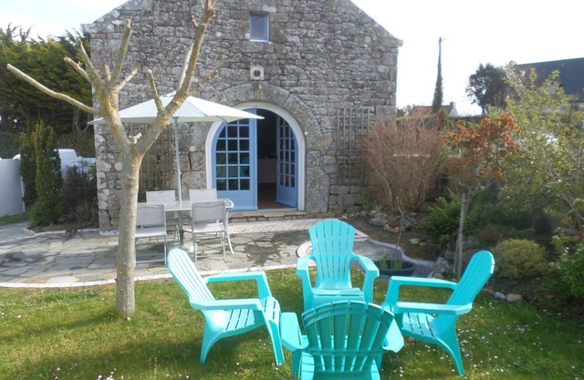 Breton stone house halfway between the town and the beach 1,5km