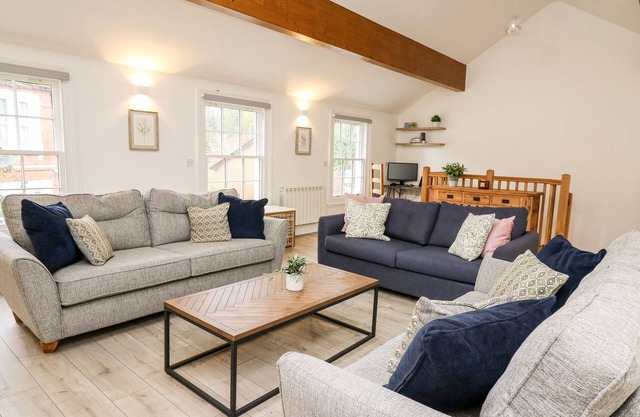 BRIDGEND COTTAGES, character holiday cottage in Llandrindod Wells