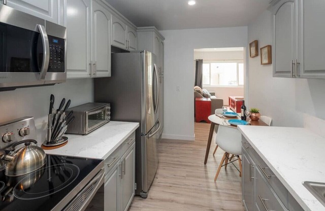 Bright 2 Bedroom 1.5 bath 15 Seconds to the BEACH!