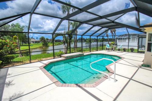 Bright & Airy Canal-Front Retreat With Pool