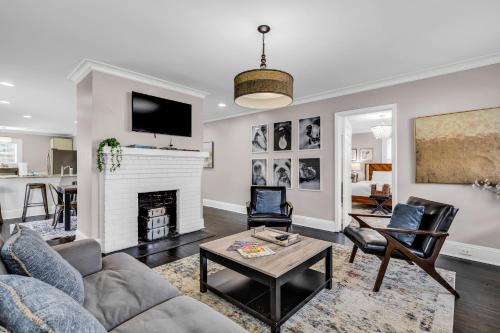 Bright and Modern Close to Everything