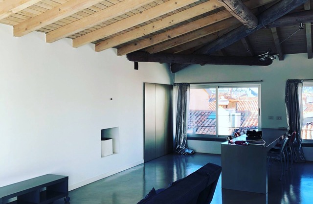Bright and spacious apartment in central area