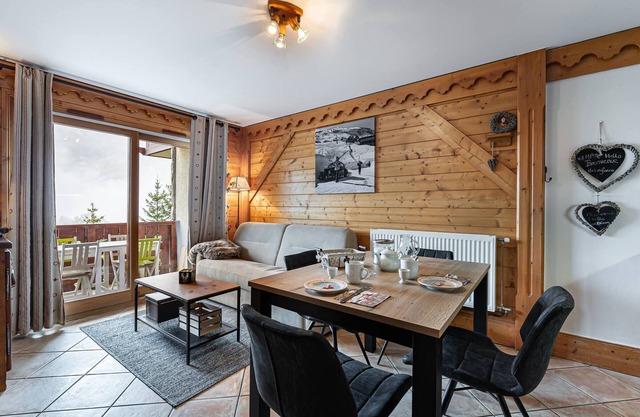Bright Apartment with Free Pool Access, Near Slopes & Shops