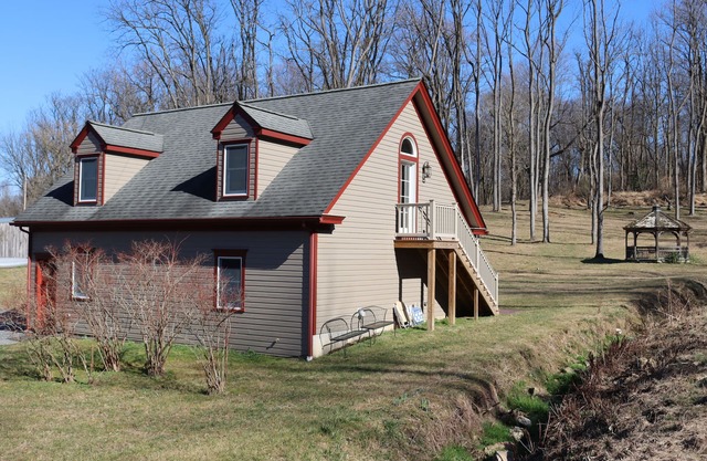 Bright country cottage - 15 minutes from the city!