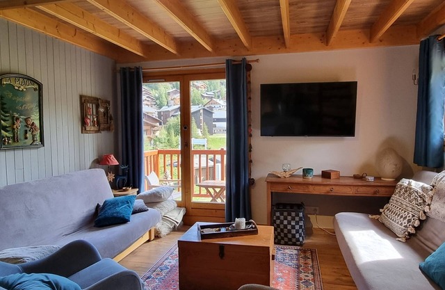 Bright duplex for 6/7, ski-in/ski-out, WIFI, pets allowed