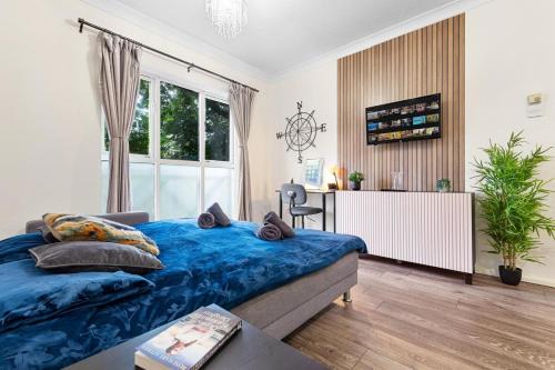 Bright modern suite in Elephant & castle