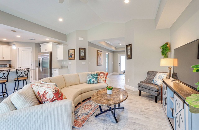 Bright Rotonda West Home w/Patio, 7 Mi to Beach!