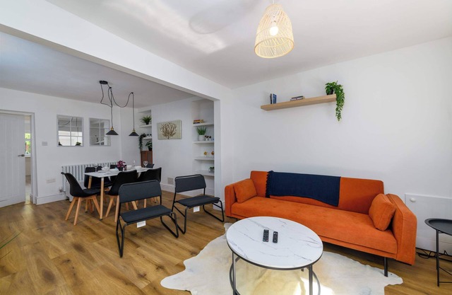 Bright & Spacious 3 Bed Home Minutes frm Bike Park
