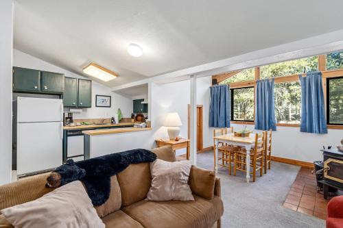 Bright, Spacious Studio! - Creekside #119