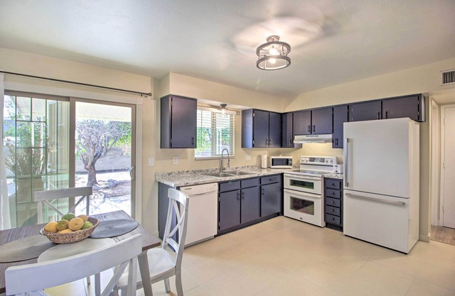 Bright & Sunny Tucson Hideaway w/Backyard!