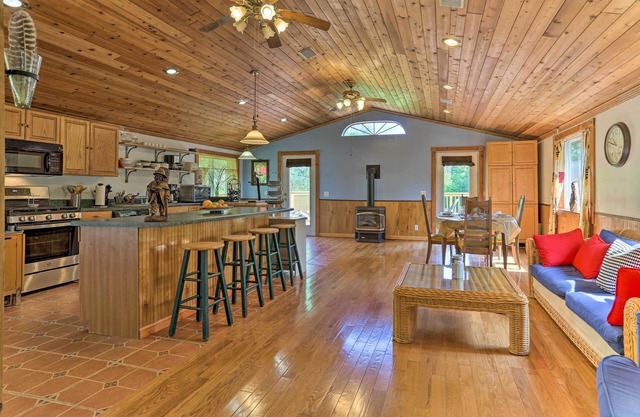Bright Tucked-Away Cabin w/Furnished Deck + Grill