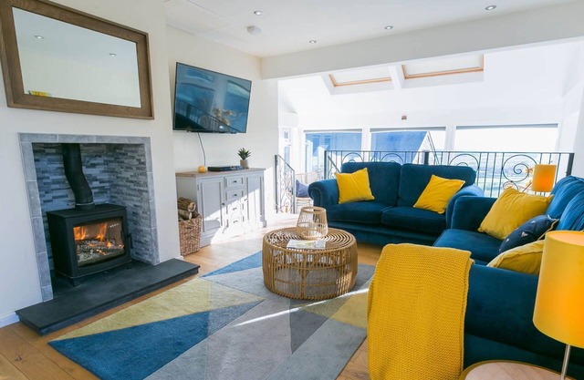 Bron Heulog - a dog that sleeps 6 guests in 3 bedrooms
