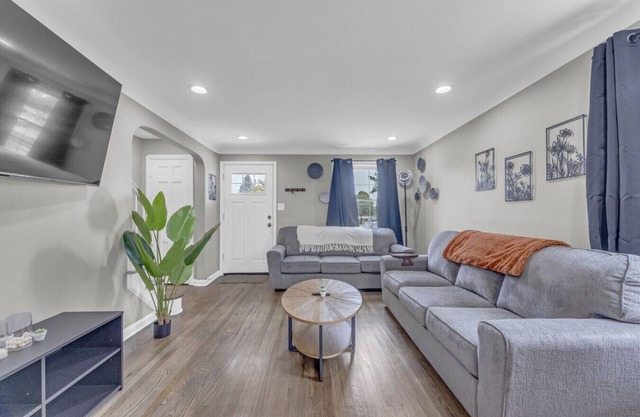 Brooklyn Townhome|Updated Kitchen|Spacious Living Room|Sleeps 9