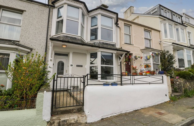 BRYN DERFEL, pet friendly, character holiday cottage in Porthmadog