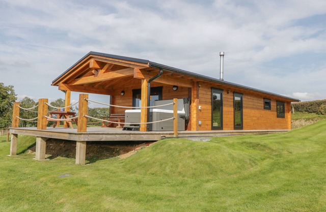 BRYN EIDDON LOG CABIN, pet friendly, with hot tub in Machynlleth