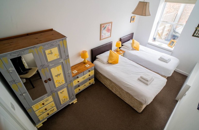 Bumblebee, pet friendly apartment in New Mills
