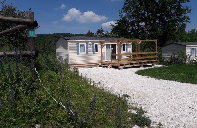 Bungalow 1: Lakes 800m and Cascades 2km away