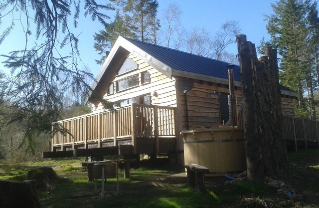 BURNSIDE is a charming, Well Equipped Log Cabin In Stunning Location.