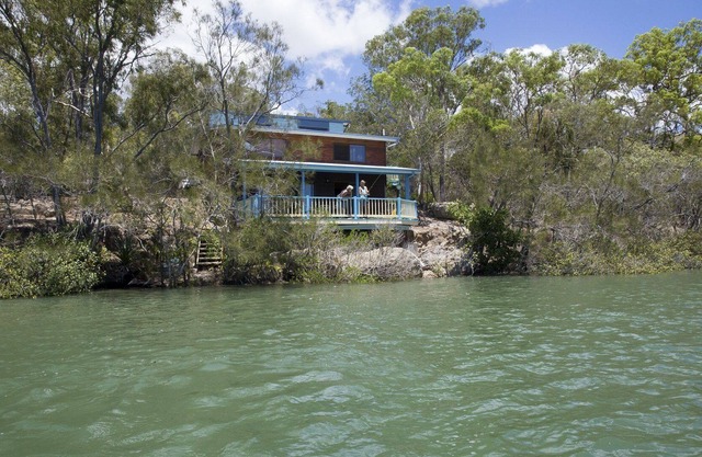 Burrum River Boat House - Pacific Haven- Riverfront - 2BR