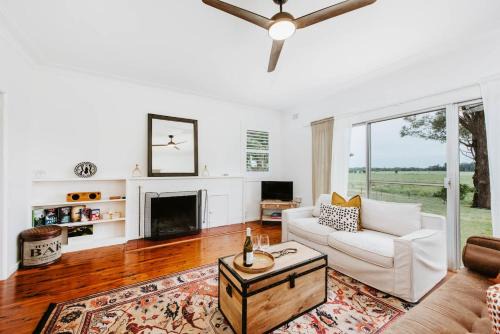 Burrundulla Farmhouse - Tranquil Country Allure