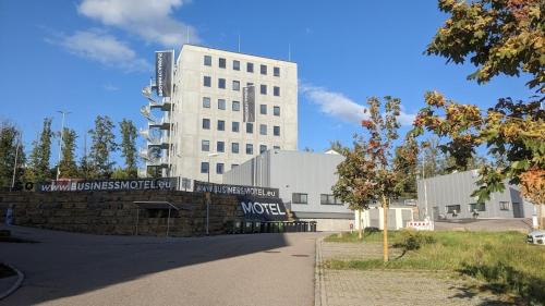 BUSINESS-MOTEL with SmartTV, 20min massage, air-con, XXL-Parking, eCharging, Video-Security