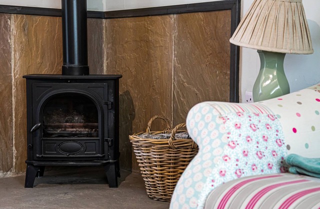 BUTTERCUP DOWN, pet friendly, character holiday cottage in Bakewell