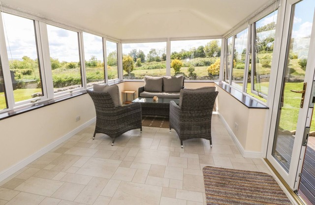 BWTHYN CLYD, family friendly, with a garden in Llanddaniel Fab