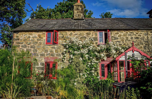 BWTHYN DYFI, pet friendly, character holiday cottage in Cemmaes