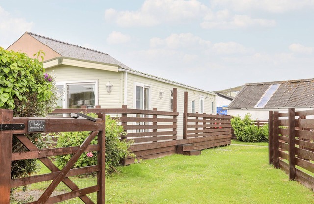 BWTHYN Y BAE LODGE, pet friendly, with a garden in Llanfaethlu