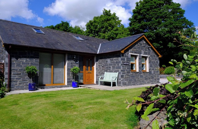 BWTHYN Y GWYNION, pet friendly, country holiday cottage in Gaerwen