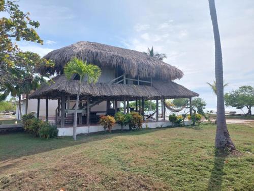 Cabaña ecológica frente al mar en isla fuerte