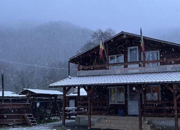 Cabană la poalele munților cu ciubăr