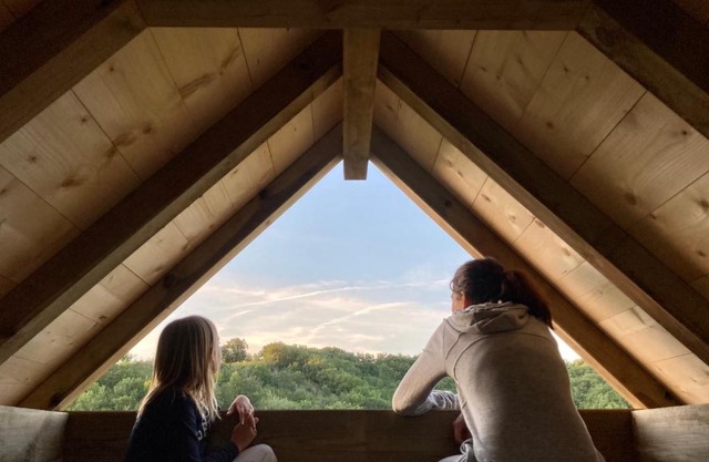 Cabane Bivouac avec échelle à l'ombre des chênes