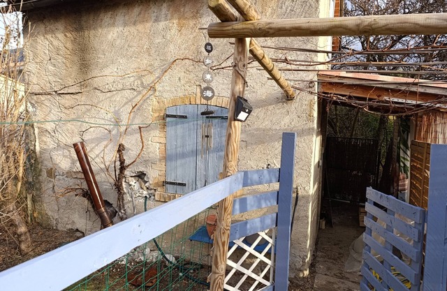 Cabane le fournil, back to basics with this pretty cabin near the lake.