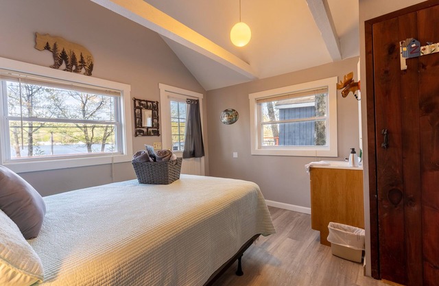 Cabin for two with lake views & access Now featuring AC Wi-FI and TV