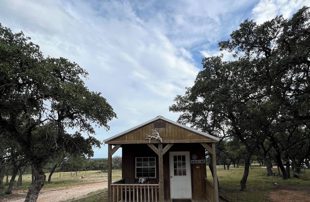 Cabin in Harper! Access to hiking and wildlife!