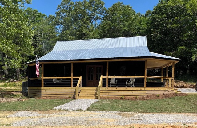 Cabin near Bay Springs Lake! Enjoy the outdoors with convenience of WiFi.