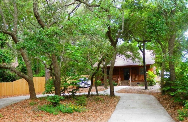 Cabin Style Home, 2 bed/2bth, fenced yard, deck, Pet Friendly, 1 mile to beach!