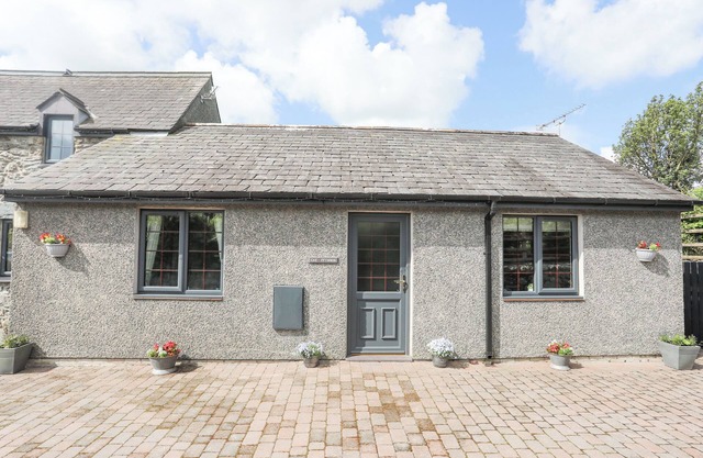 CAE FFYNNON, pet friendly, with a garden in Gaerwen