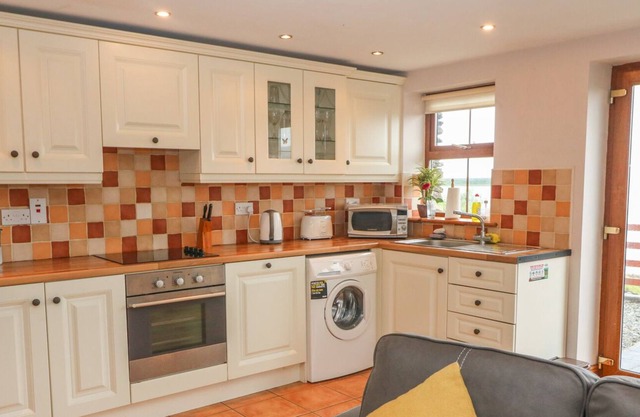 CAHIRKEEN COTTAGE, pet friendly in Allihies, County Cork