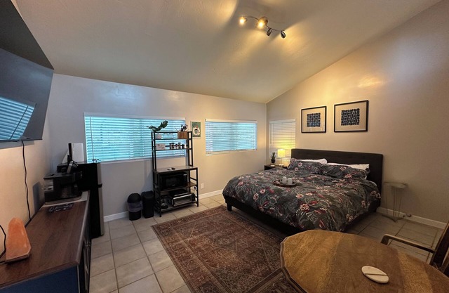 Cal King Bed with Natural Light and Private Patio! 4 minutes from freeway!