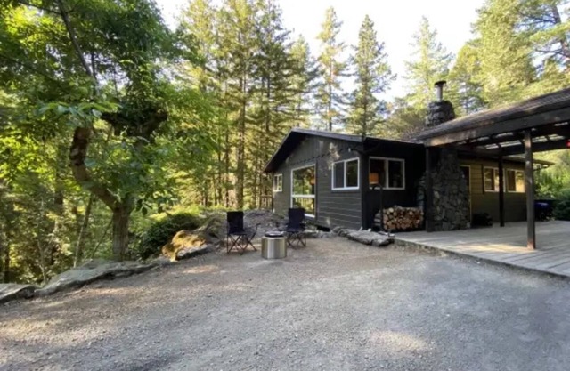 "CAMP CAZ" RUSSIAN RIVER CABIN WITH OUTDOOR TUB AND FIREPLACE
