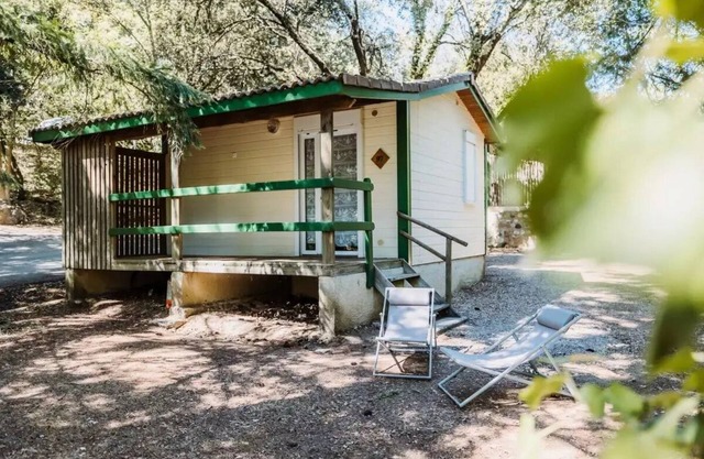 Camping Sunêlia La Clémentine * - Chalet Confort 20m² - 1 chambre - Terrasse couverte 10m² 5 personnes