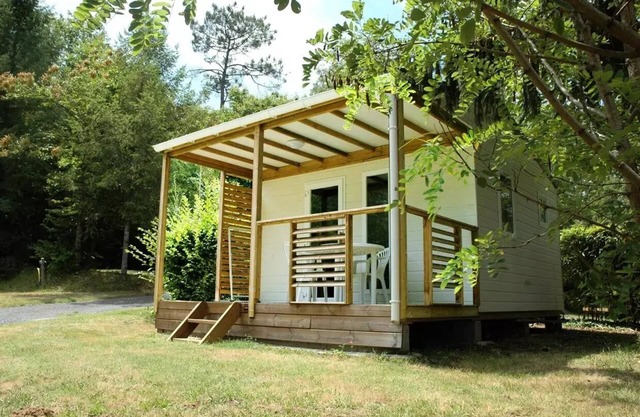 Camping Ushuaïa Villages les Pialades * - Chalet Cajou 24m² with covered terrace - 1 bedroom for 2 people